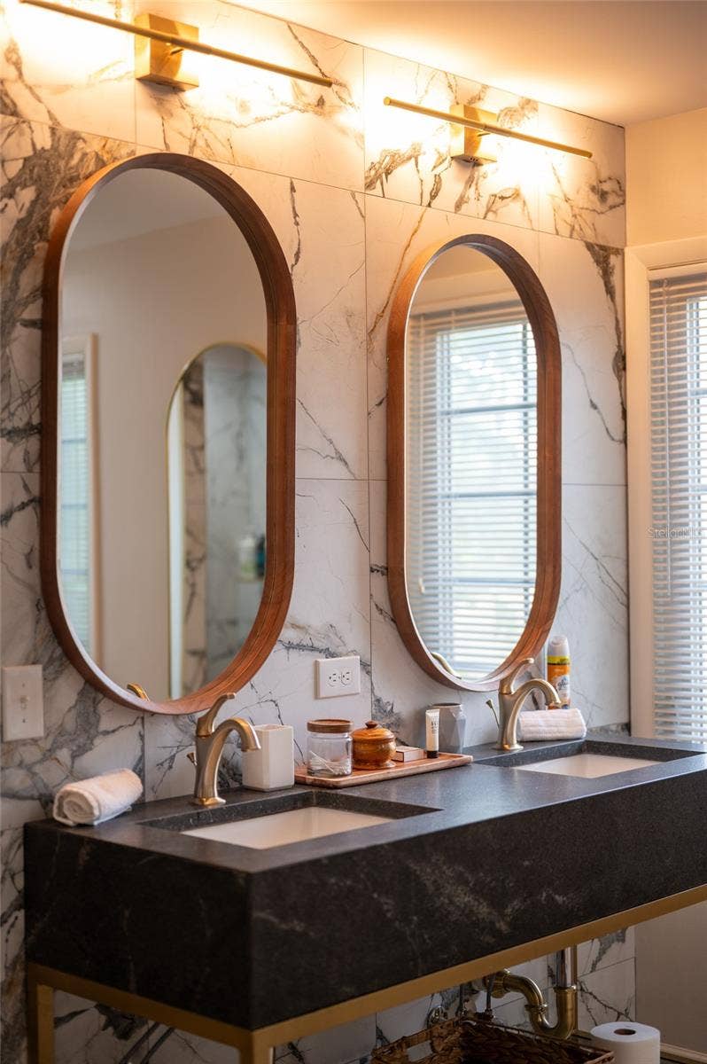 5005 CANTERBURY DRIVE, Sarasota, FL 34243 Primary Bathroom