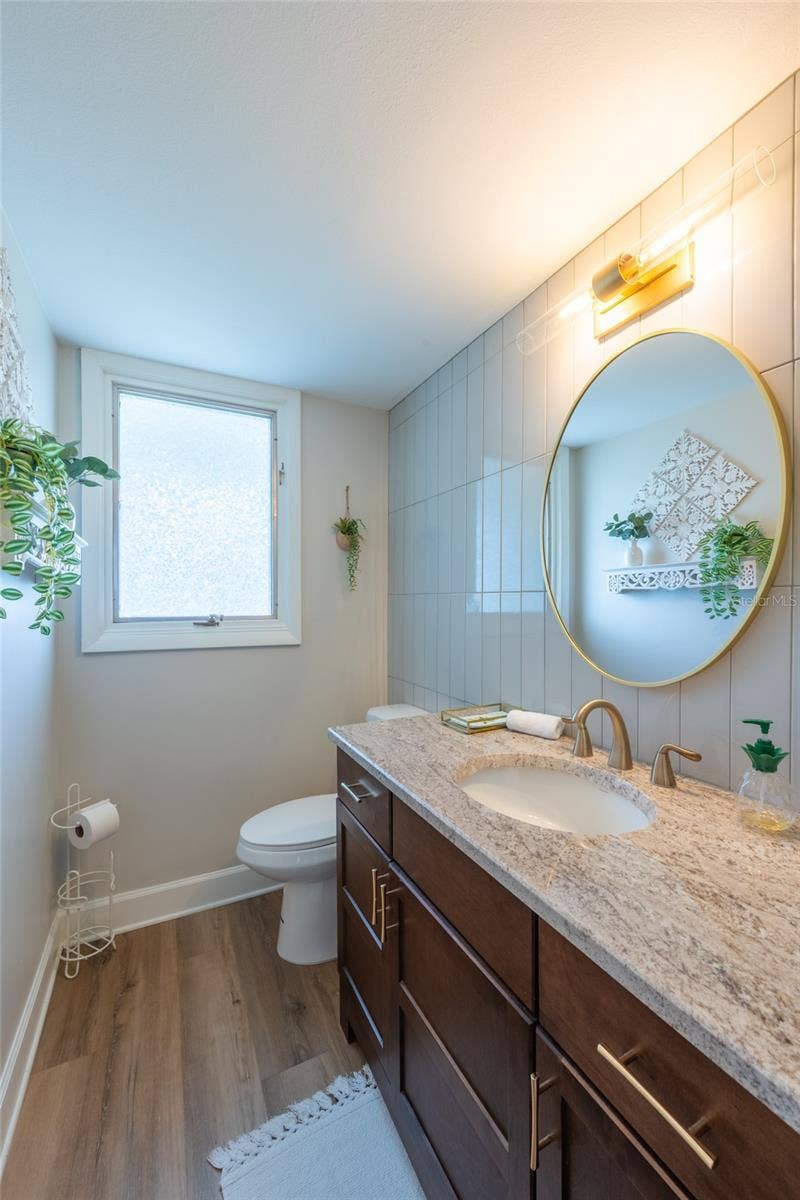 5005 CANTERBURY DRIVE, Sarasota, FL 34243 Powder Bathroom