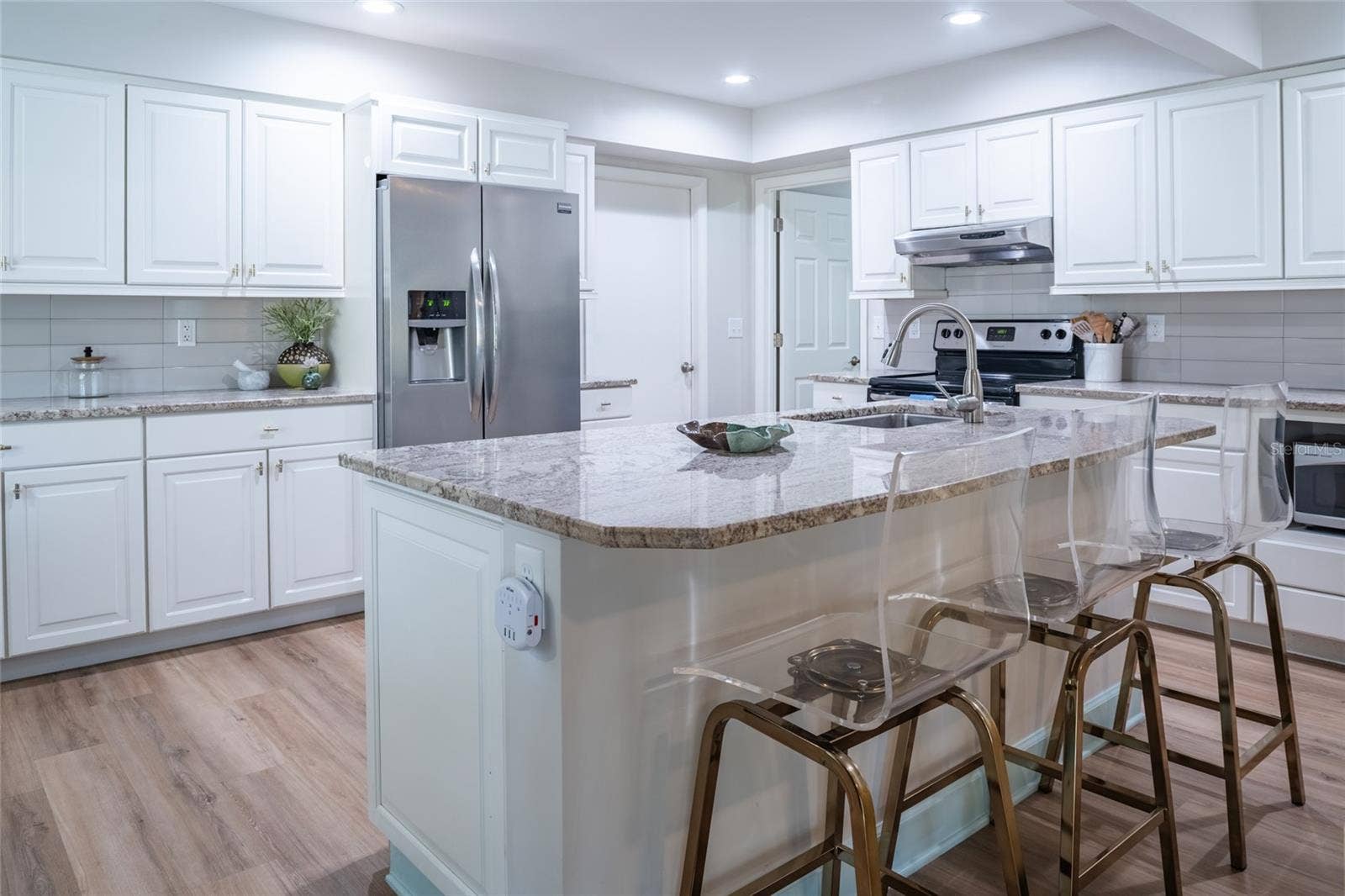 5005 CANTERBURY DRIVE, Sarasota, FL 34243 Kitchen