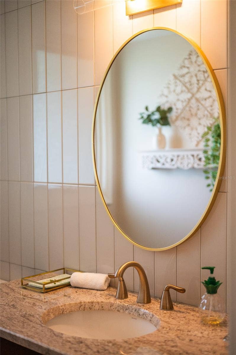 5005 CANTERBURY DRIVE, Sarasota, FL 34243 Powder Bathroom