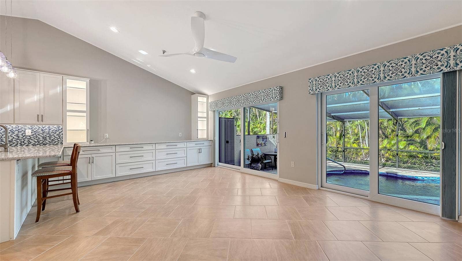 2245 HARBOURSIDE DRIVE, #101, Longboat Key, FL 34228 Dining