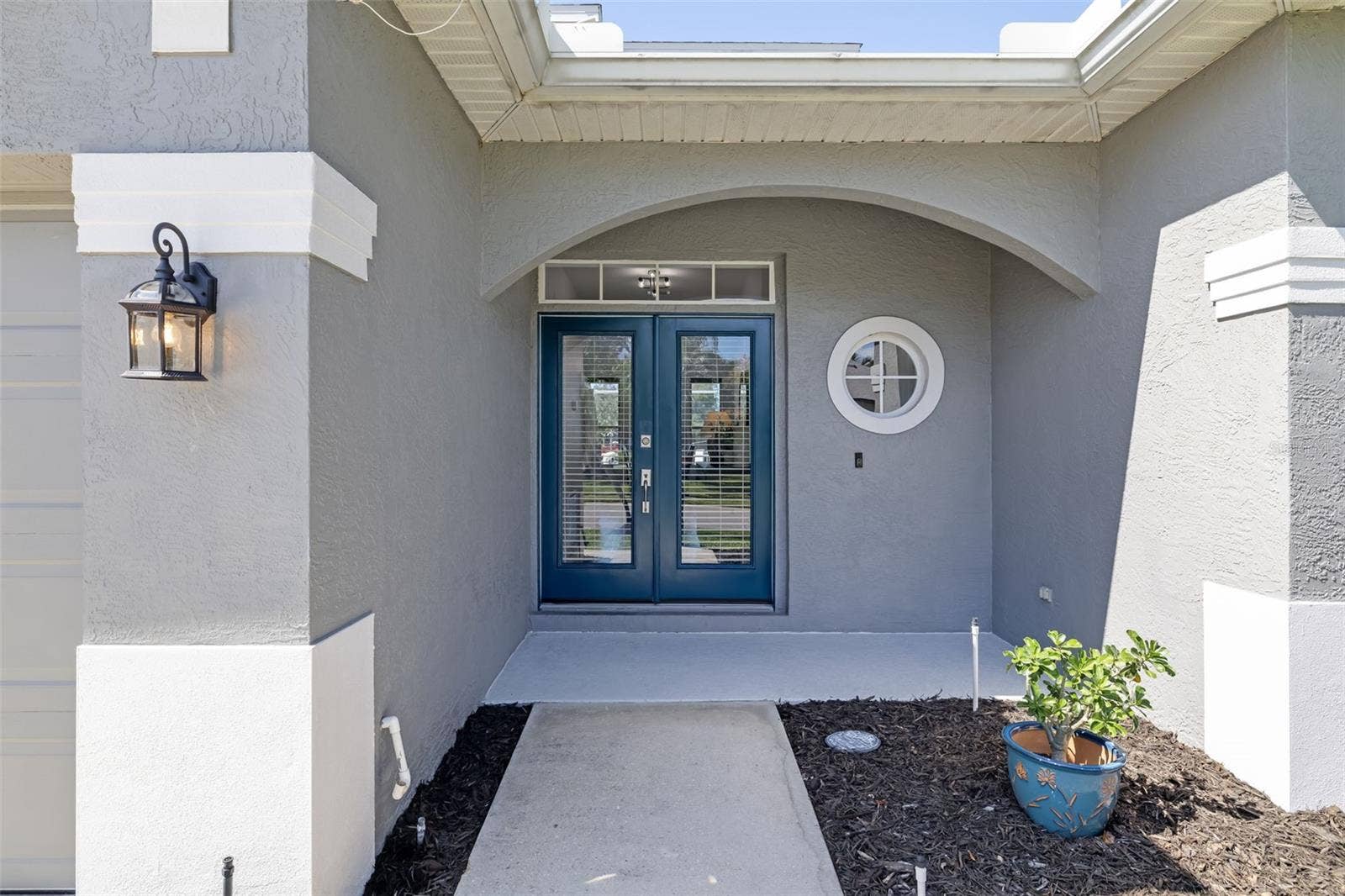 124 41ST CIRCLE E, Bradenton, FL 34208 Double door for entry