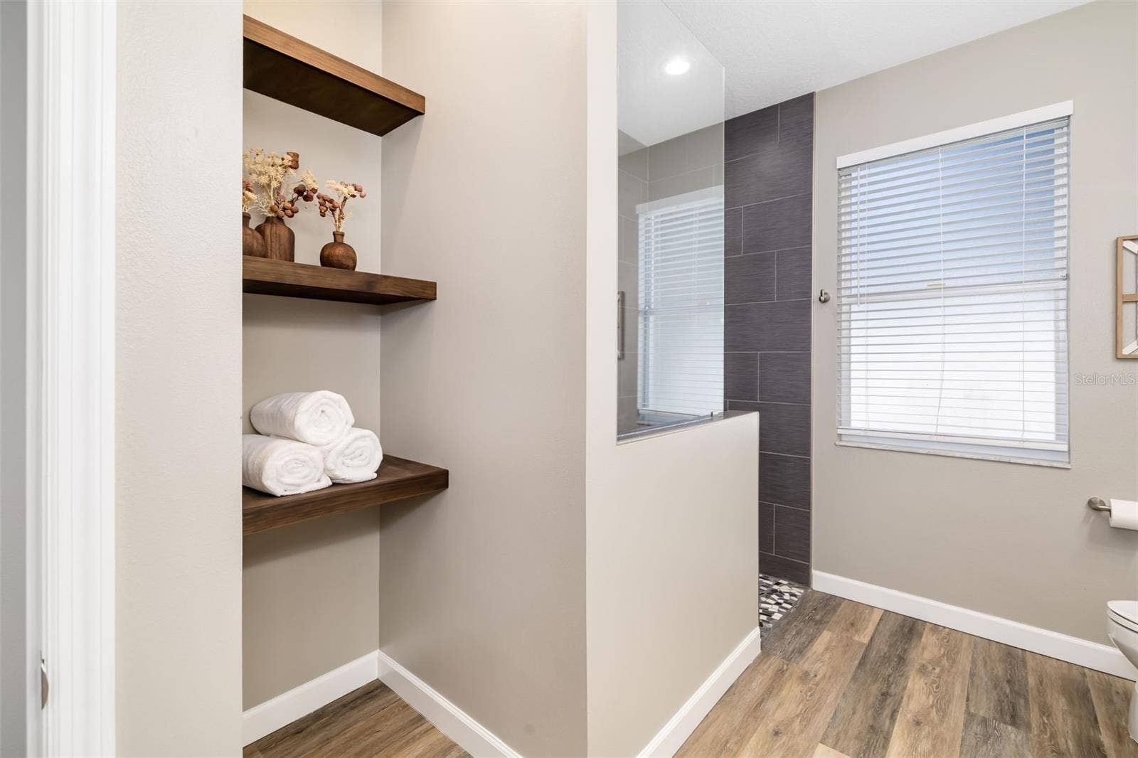 124 41ST CIRCLE E, Bradenton, FL 34208 Walk-In Shower