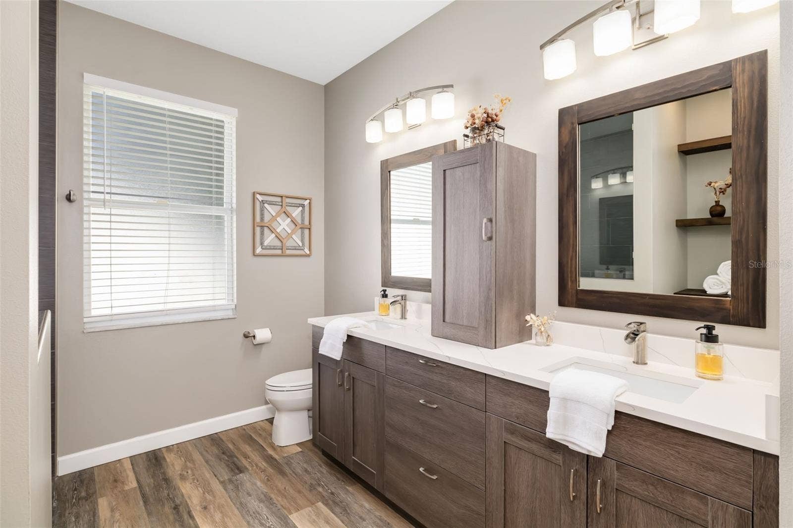 124 41ST CIRCLE E, Bradenton, FL 34208 Primary Dual Sink Vanity
