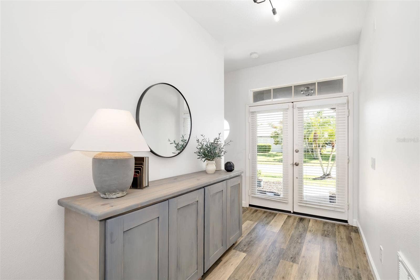 124 41ST CIRCLE E, Bradenton, FL 34208 Foyer entrance - Bedroom 2 and Bathroom 2 to the right as you enter front door