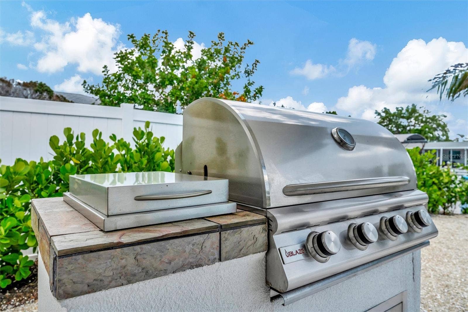 10115 KINGFISHER ROAD E, Bradenton, FL 34209 Built-in propane grill