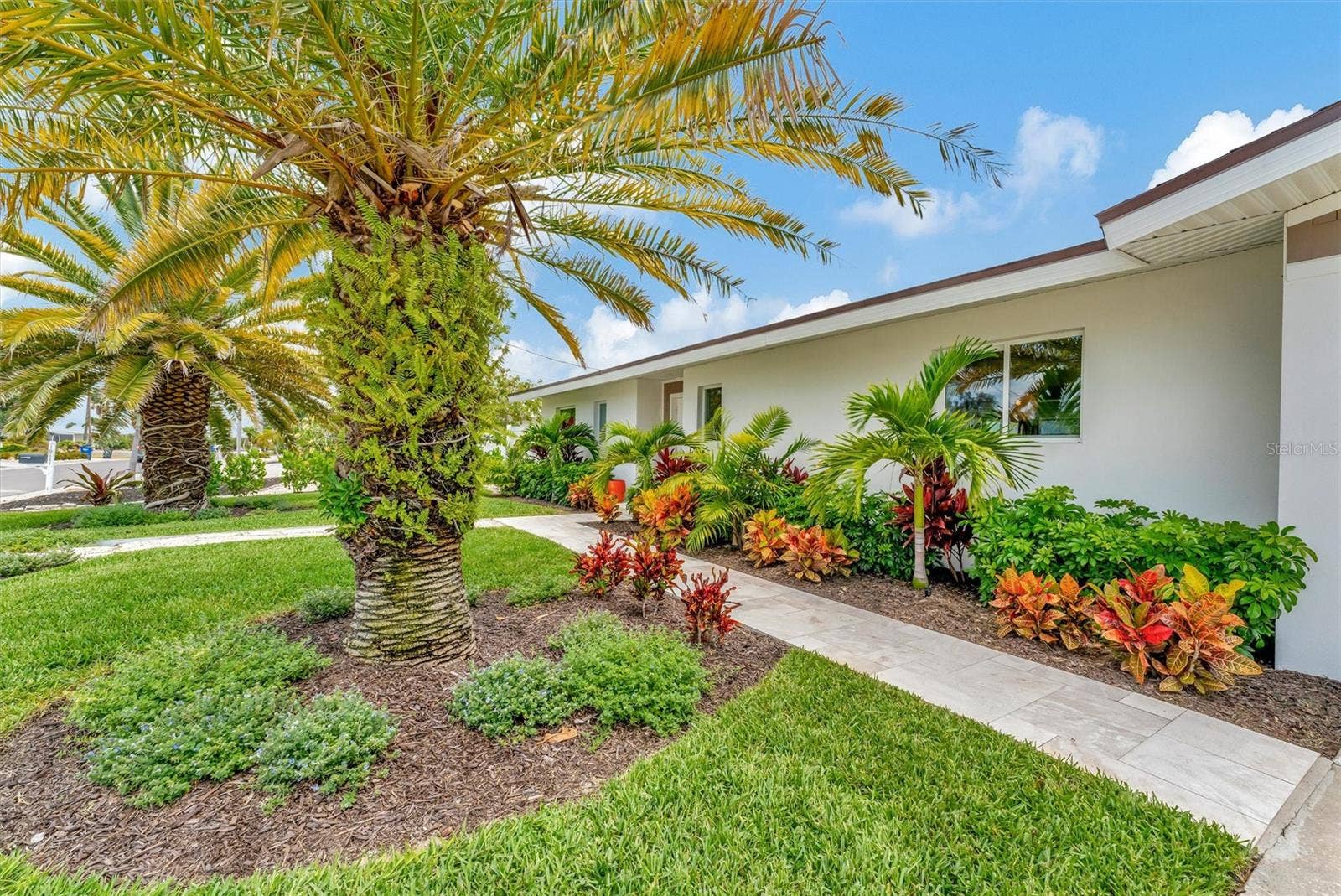 10115 KINGFISHER ROAD E, Bradenton, FL 34209 Less than 3 miles to Anna Maria Islands beautiful beaches.