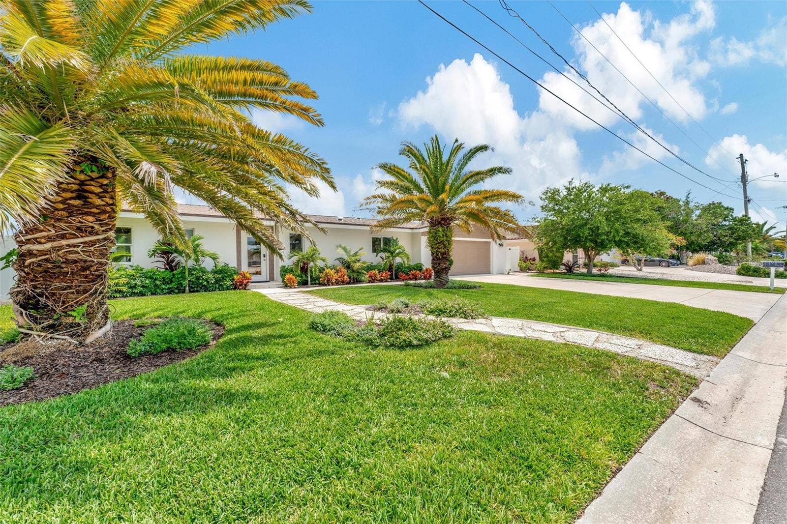 10115 KINGFISHER ROAD E, Bradenton, FL 34209 Low-maintenance irrigated yard.