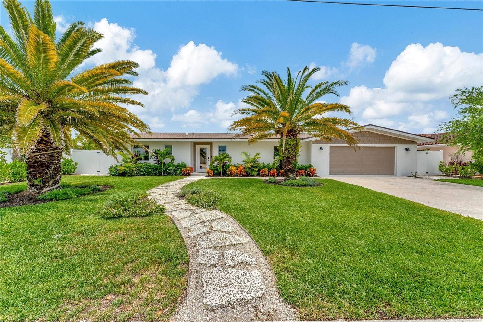 10115 KINGFISHER ROAD E, Bradenton, FL 34209 Less than 3 miles to Anna Maria Islands beautiful beaches.