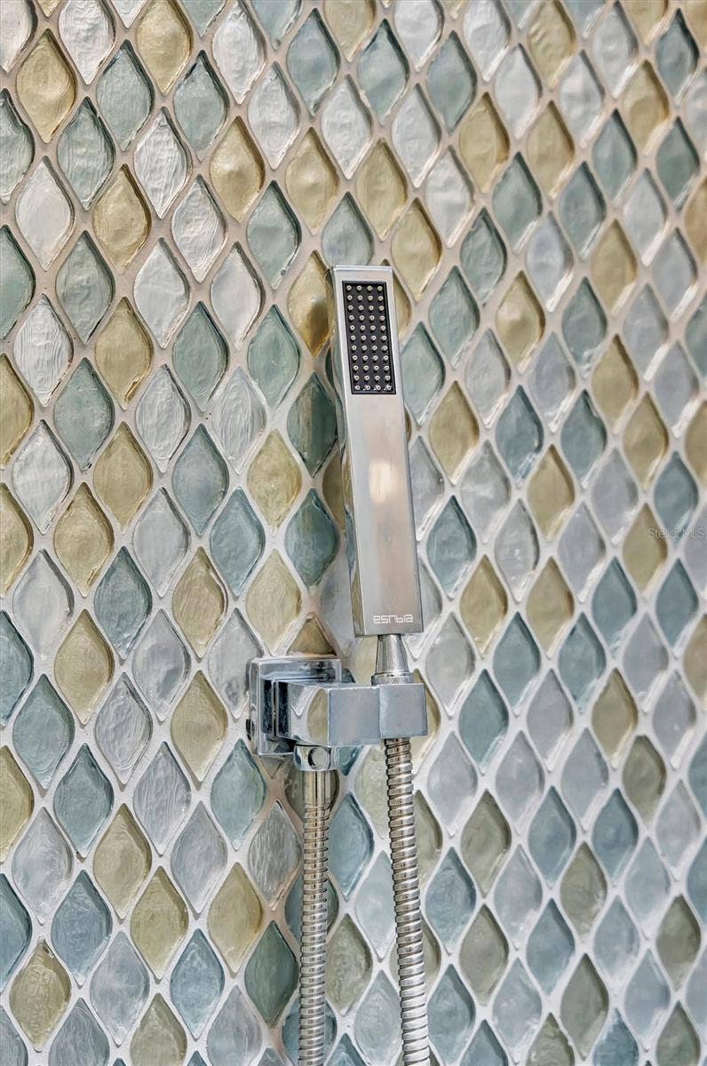 10115 KINGFISHER ROAD E, Bradenton, FL 34209 Beautifully crafted tile