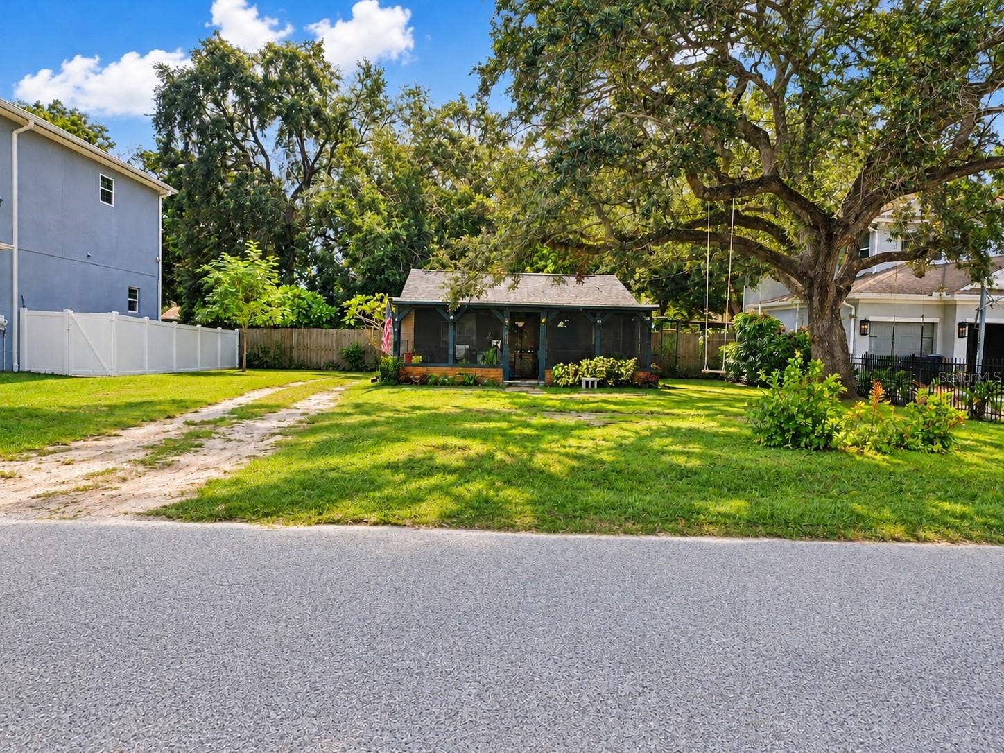 3707 W BAY AVENUE, Tampa, FL 33611 Front yard