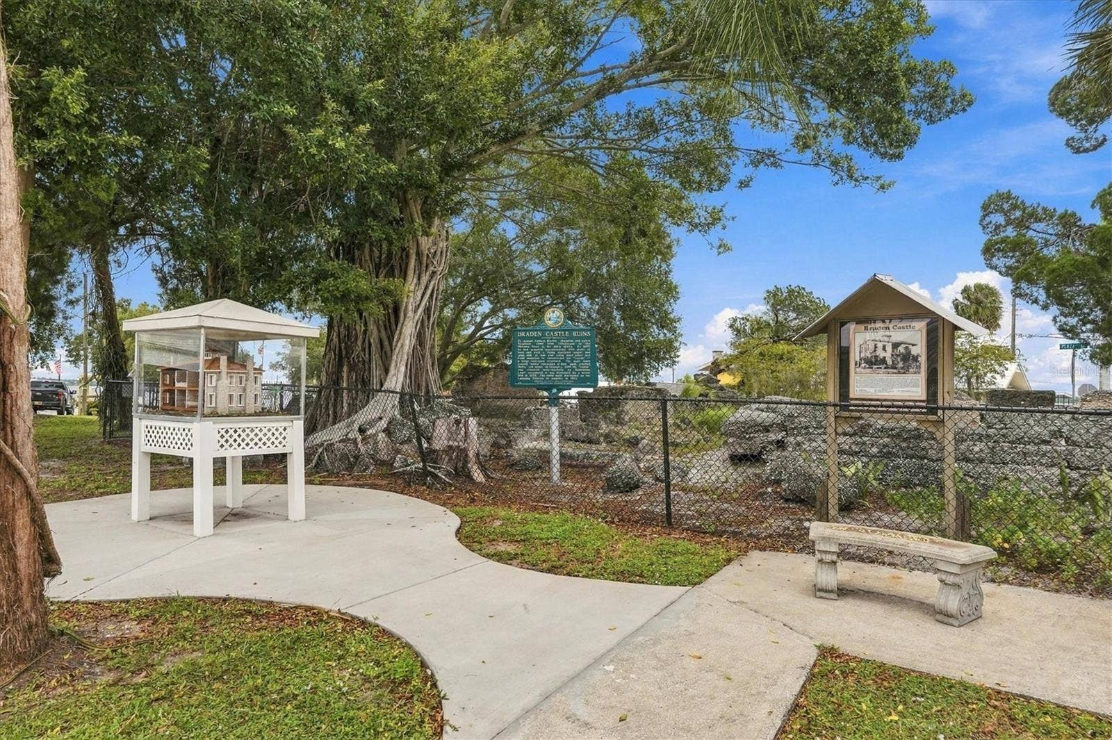 3 COLUMBIA STREET, Bradenton, FL 34208 3 COLUMBIA STREET, Bradenton, FL 34208
