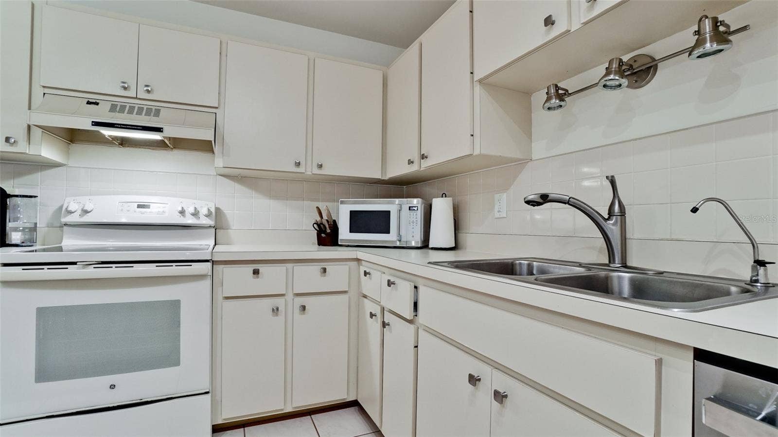 402 SPRING LAKES BOULEVARD, #402, Bradenton, FL 34210 Neutral Kitchel