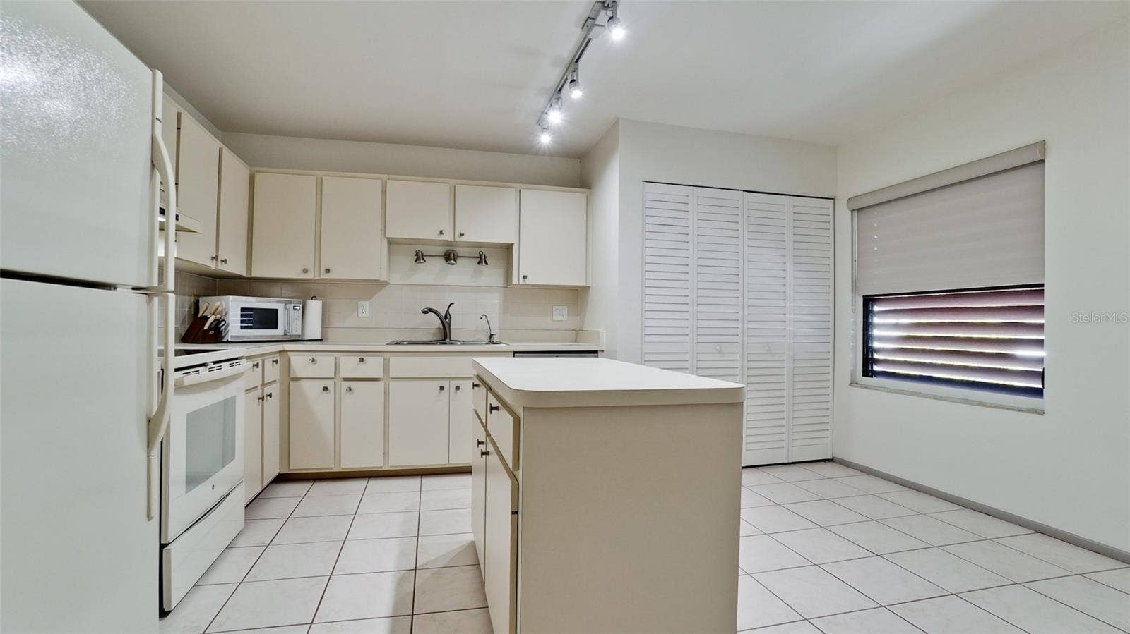 402 SPRING LAKES BOULEVARD, #402, Bradenton, FL 34210 Plenty of cabinets & prep space