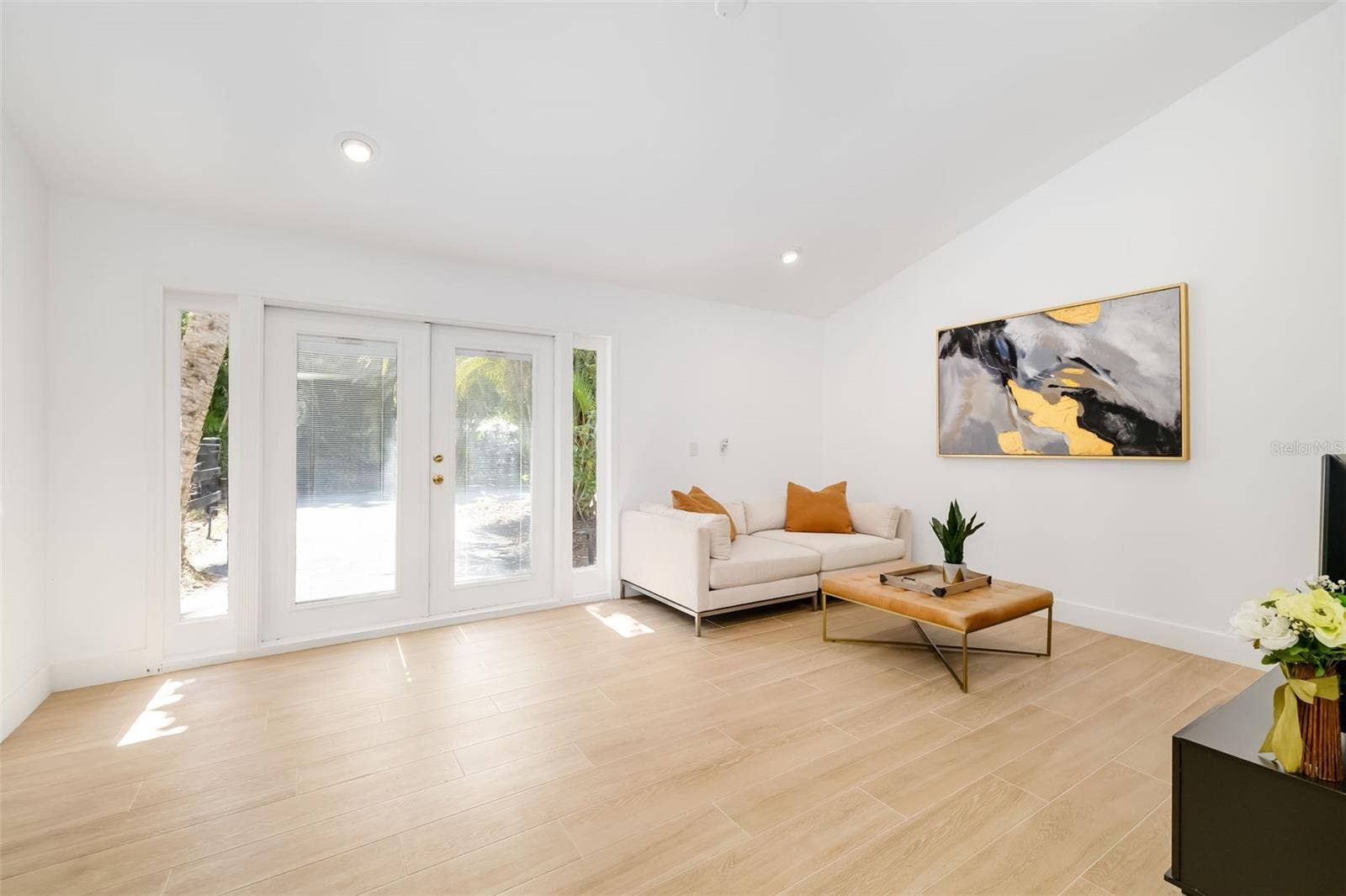 403 LONGBOW TRAIL, Osprey, FL 34229 Bright, flexible living area with exterior accessan excellent complement to the adjoining bedroom and bath for guests or extended family.