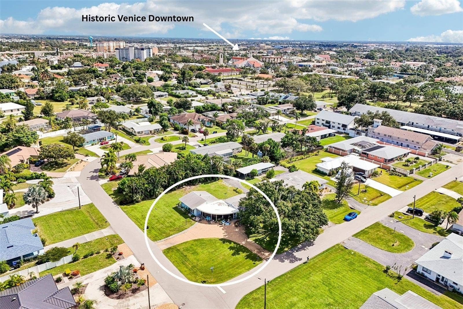 Short distance to historic downtown Venice shops, restaurants and entertainment