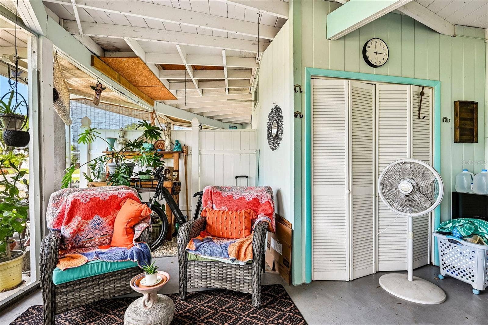 320 - Screened lanai, washer / dryer closet (bifold doors)
