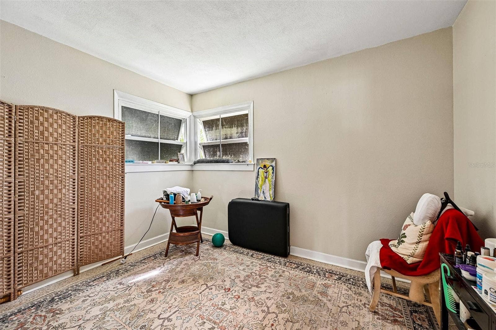 320 - Guest bedroom with terrazzo floor