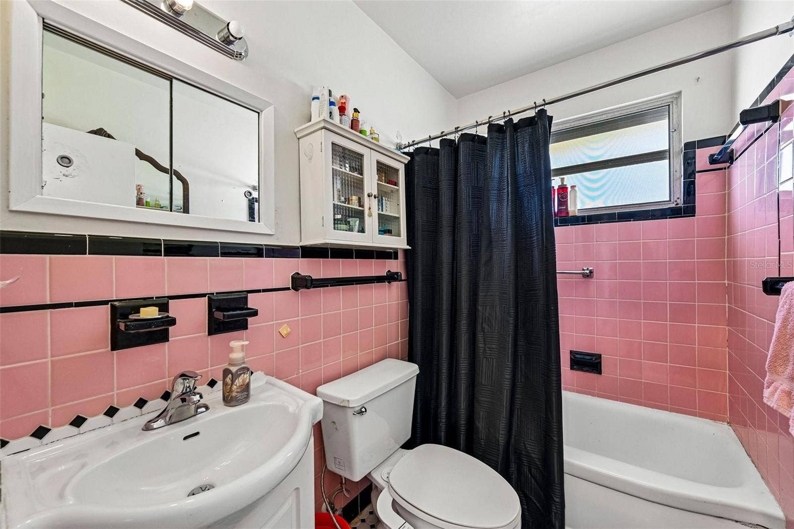 320 - Bathroom with vintage tile