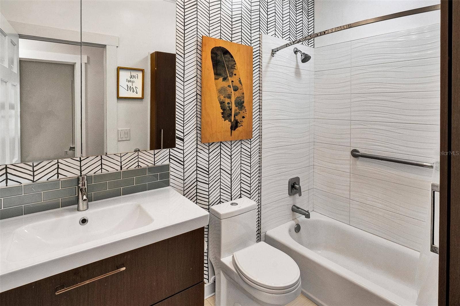 16418 WINBURN DRIVE, Sarasota, FL 34240 Guest Bathroom