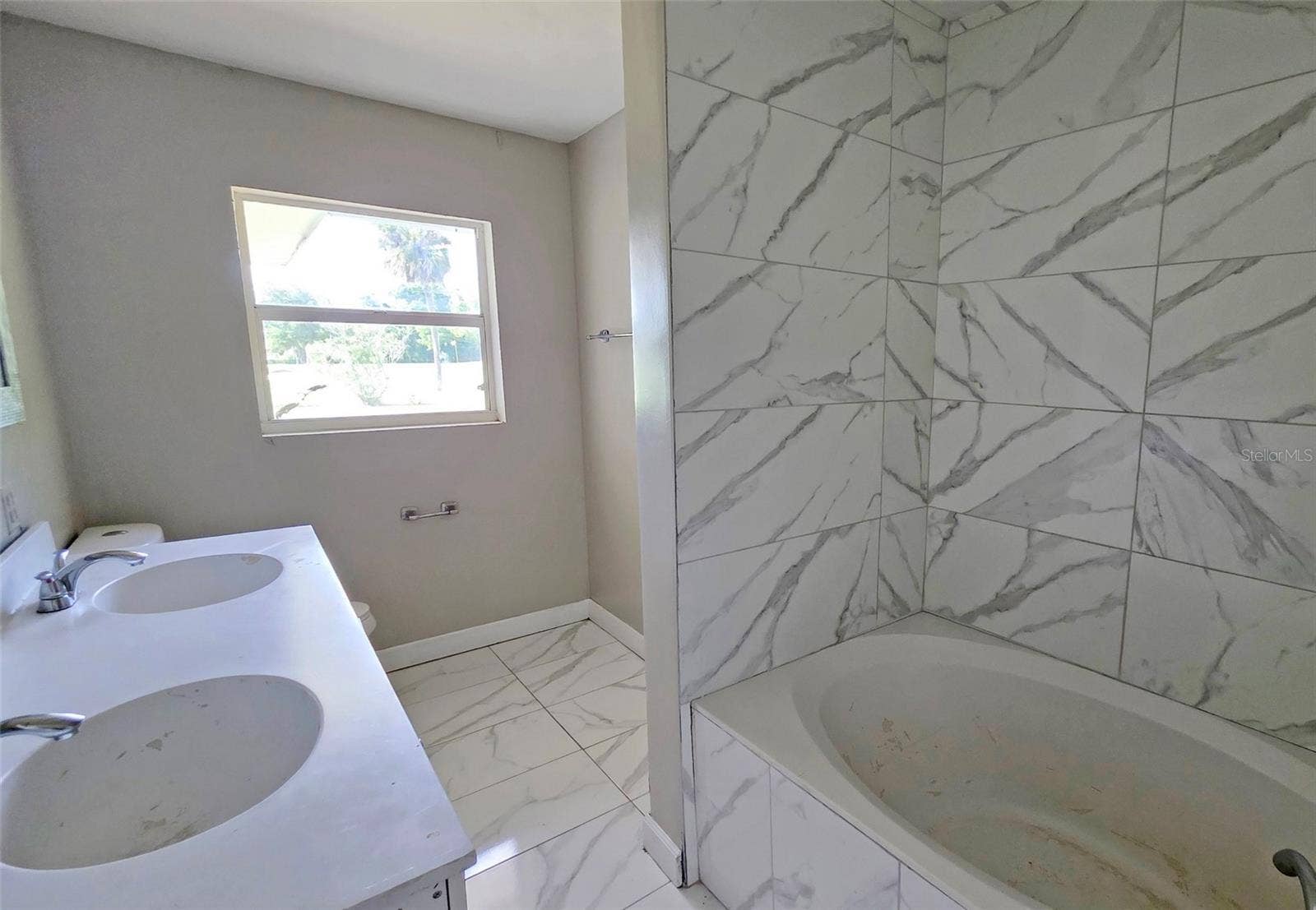 714 MAGELLAN DRIVE, Sarasota, FL 34243 Bathroom 1 with combo shower/tub