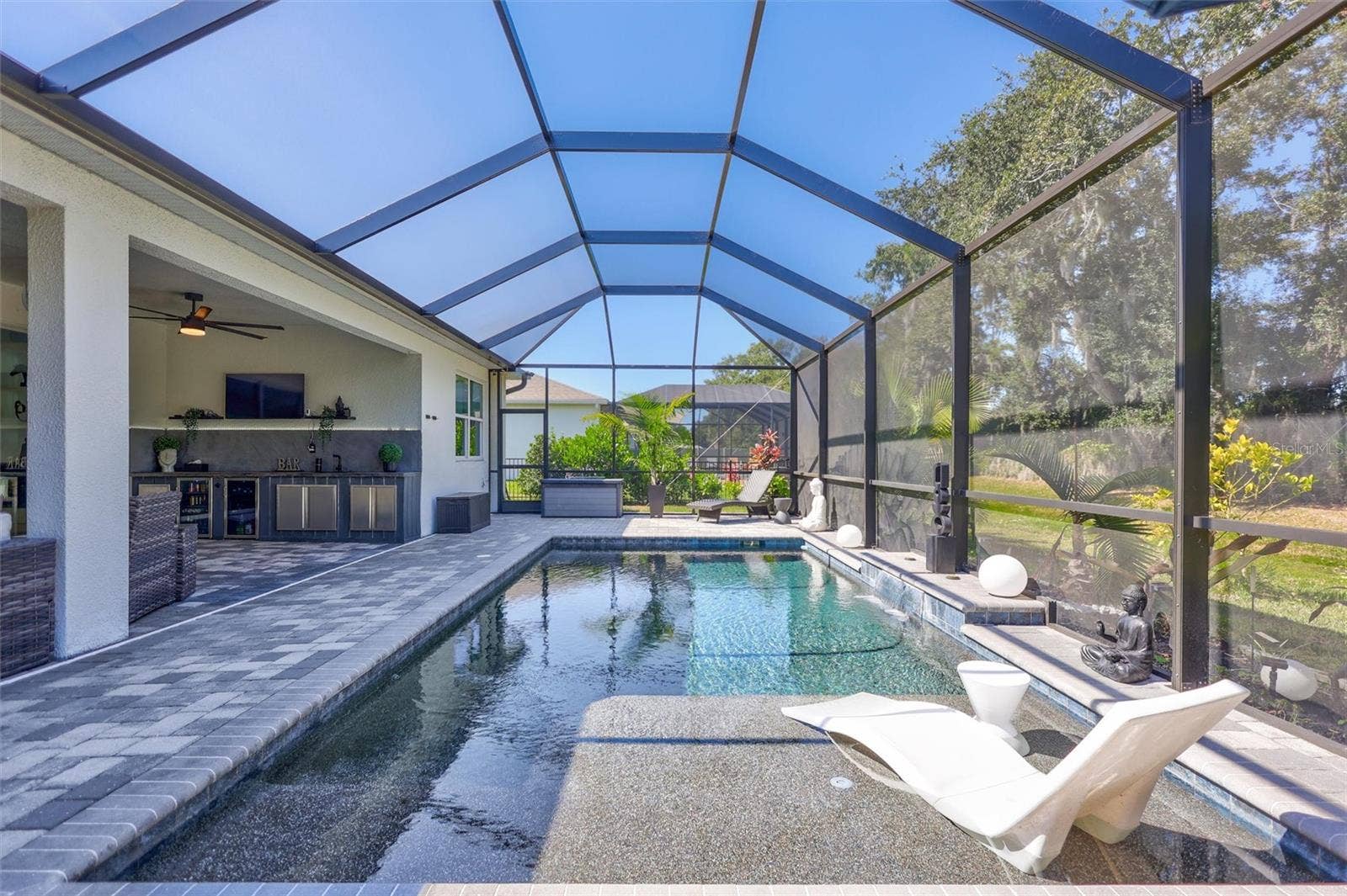 Beautiful Tall Screened Lanai
