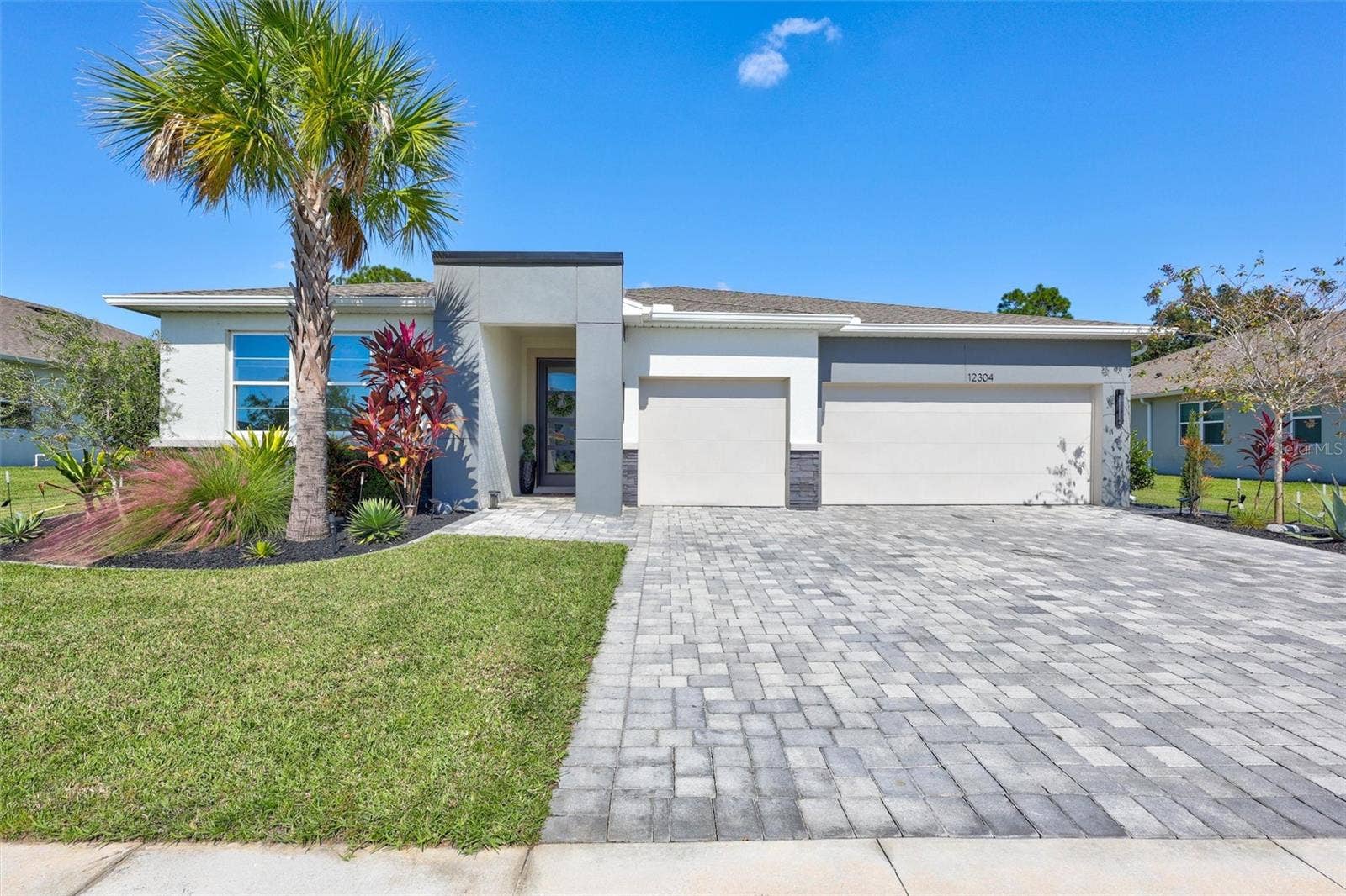 PRIVACY - 3 Car Garage - AMAZING POOL/LANAI - Tall Ceilings - CUSTOM details everywhere!