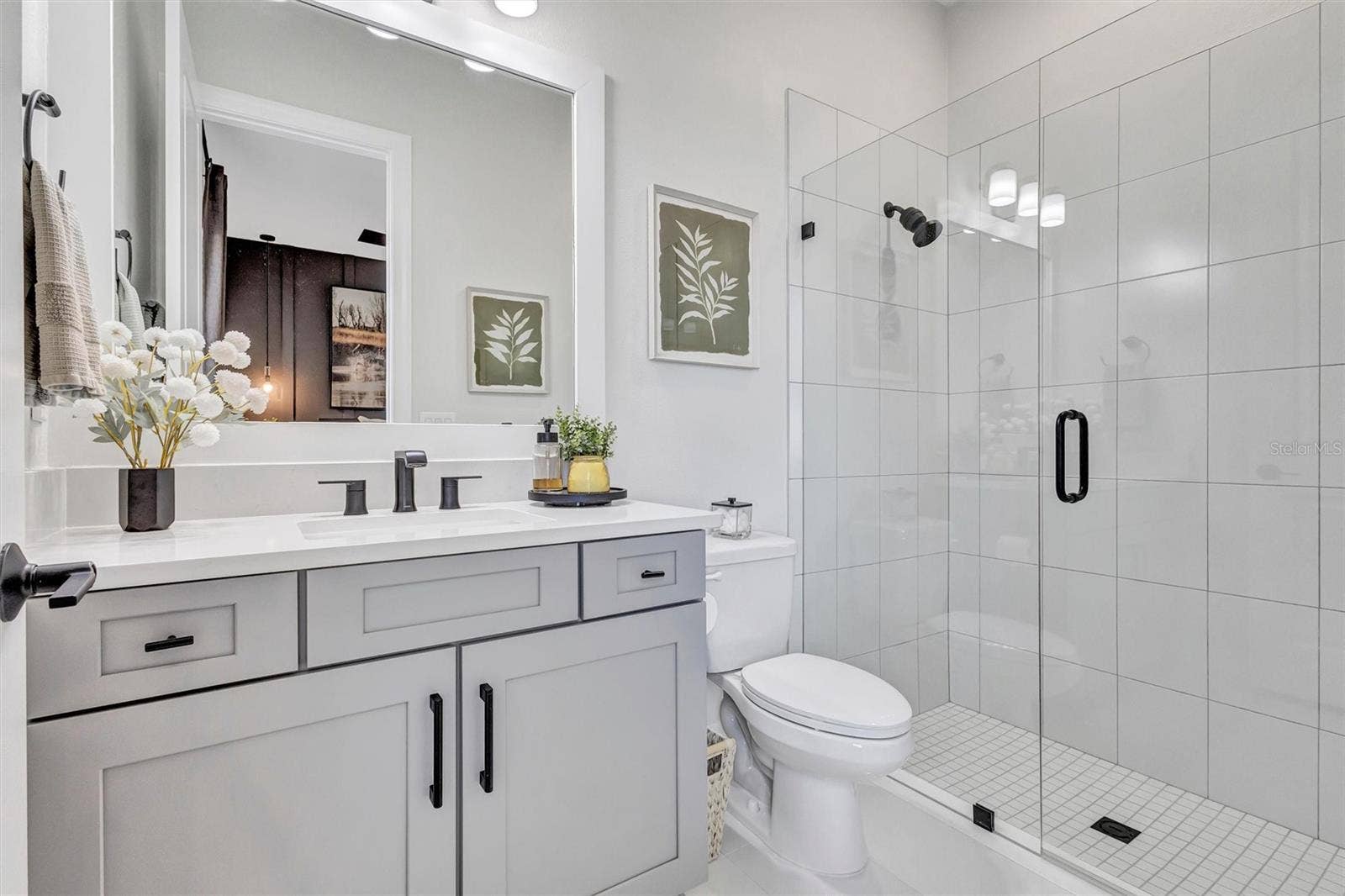 Bathroom 2/En-suite