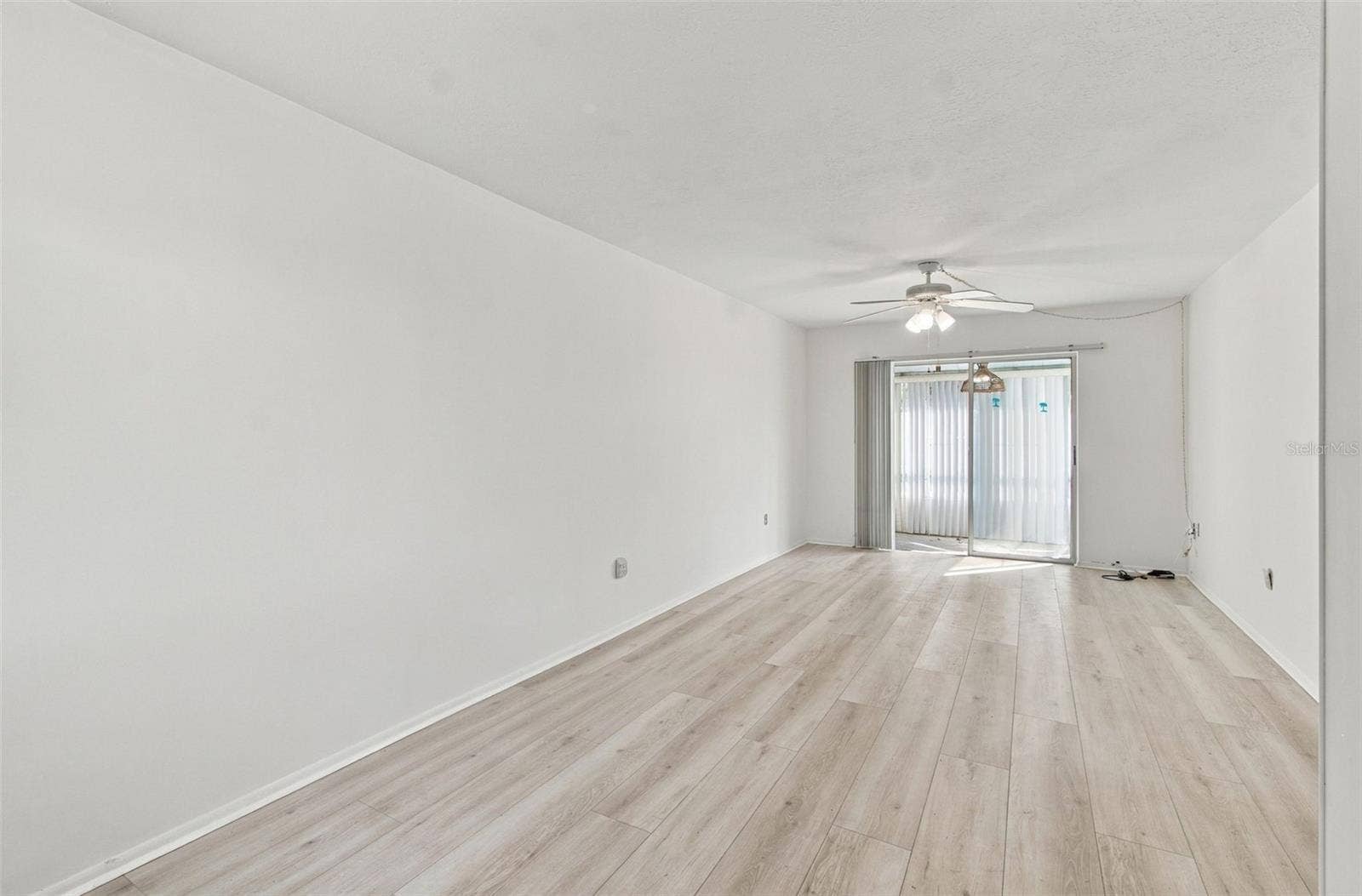 5929 17TH STREET W, #A22, Bradenton, FL 34207 Laminate floors throughot