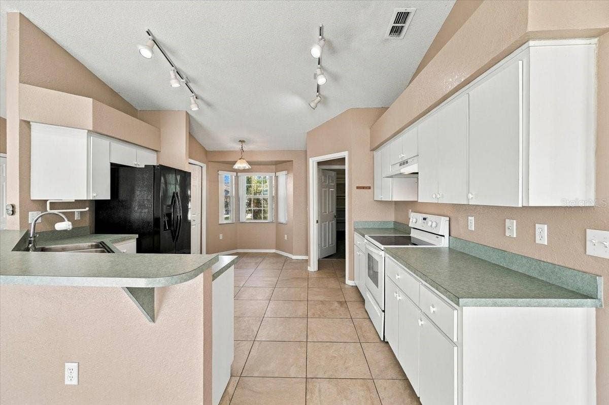 7123 SUMMIT DRIVE, Winter Haven, FL 33884 Kitchen