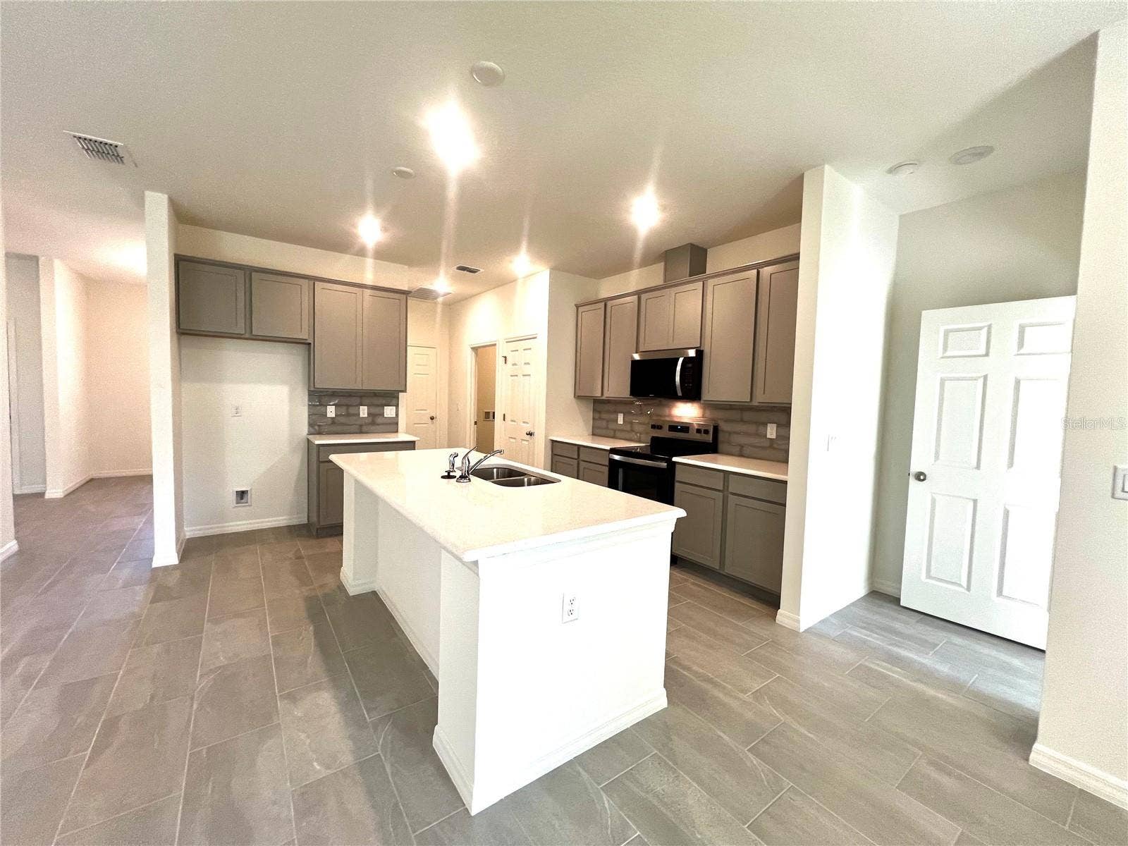 4 LYNBROOK DRIVE, Palm Coast, FL 32137 4 LYNBROOK DRIVE, Palm Coast, FL 32137