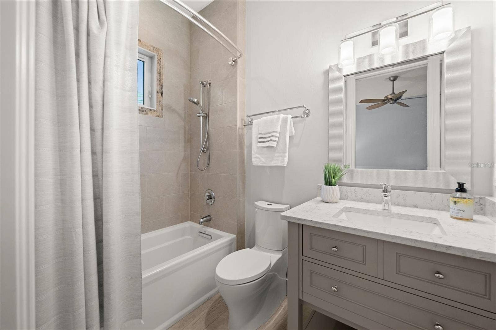 105 SW 52ND STREET, Cape Coral, FL 33914 Ensuite bath to the 2nd bedroom / junior suite