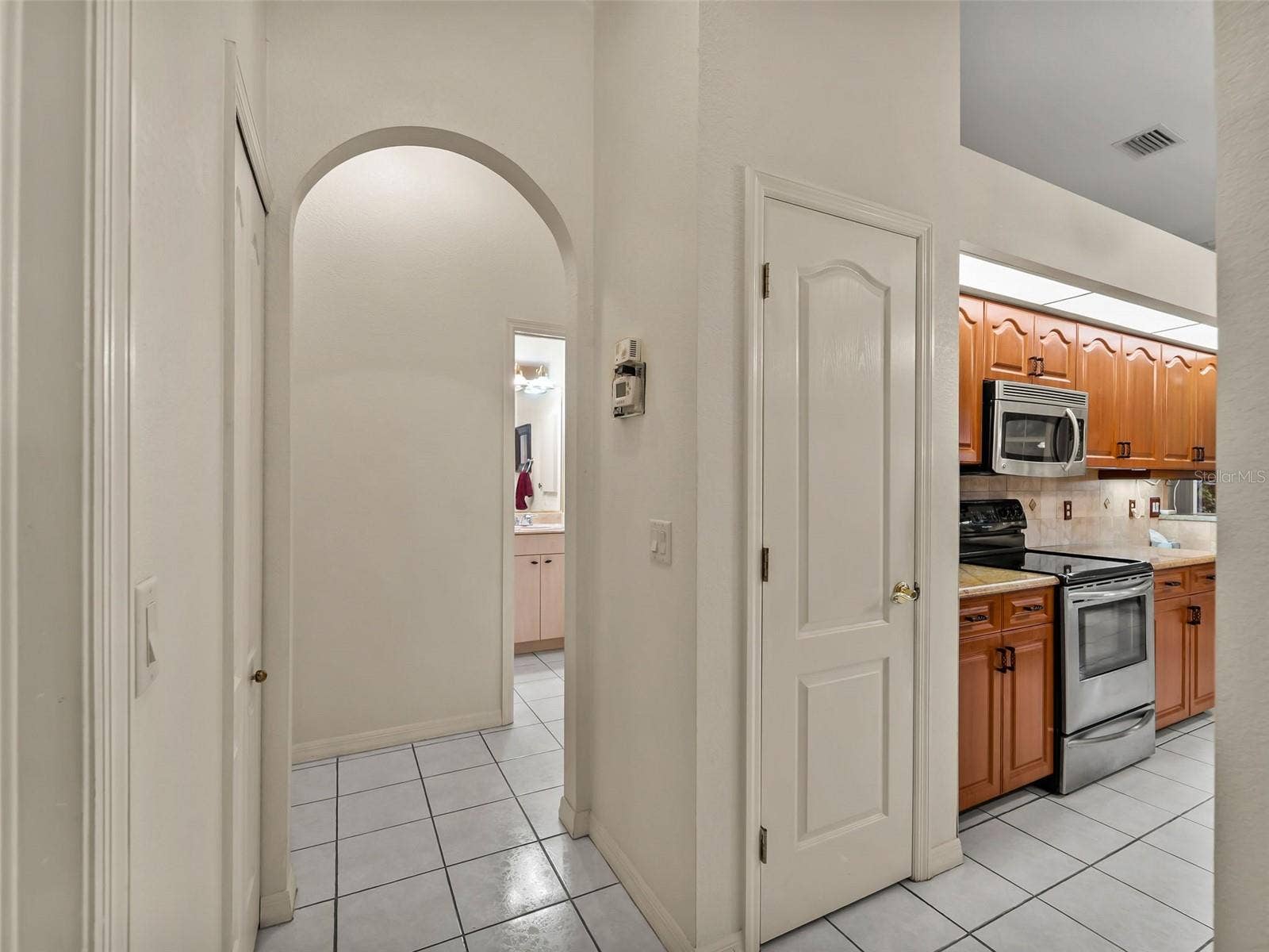 Hallway_9336StPaulDr_PortCharlotte_ArchedDoorways_Detail.jpg