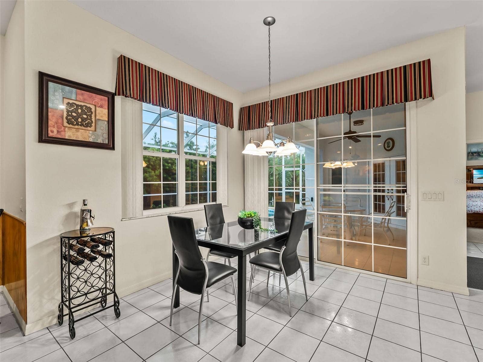 BreakfastNook_9336StPaulDr_PortCharlotte_NaturalLight_WindowView.jpg