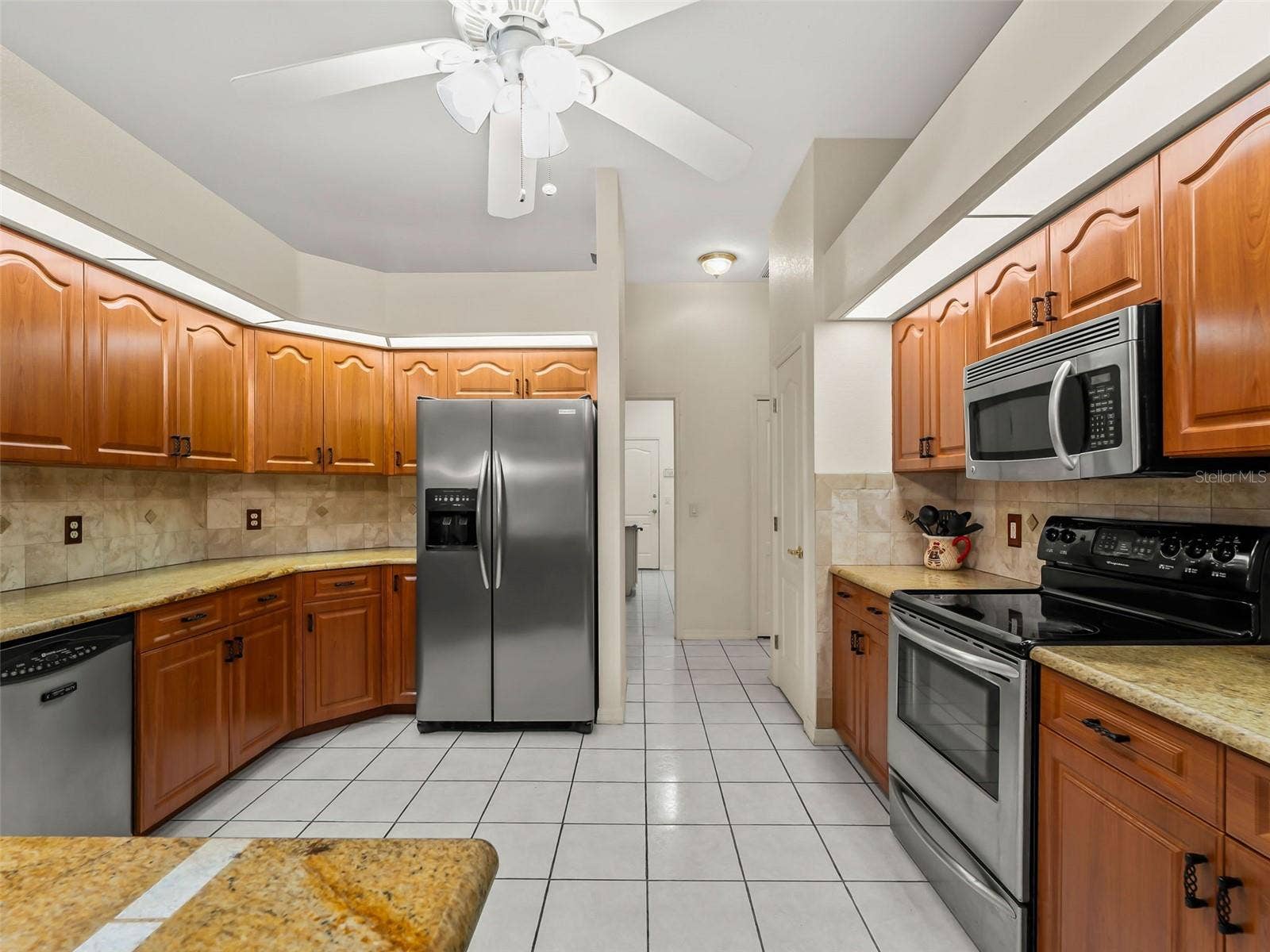 Kitchen_9336StPaulDr_PortCharlotte_WoodCabinetry_Corner.jpg