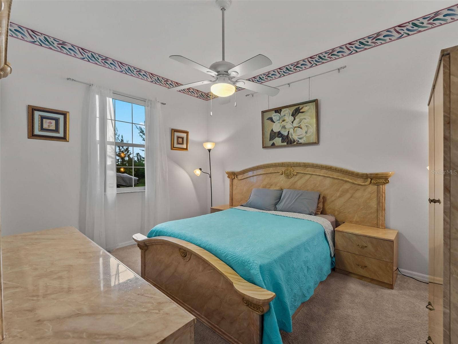 GuestBedroom_9336StPaulDr_PortCharlotte_TrayCeiling_Corner.jpg