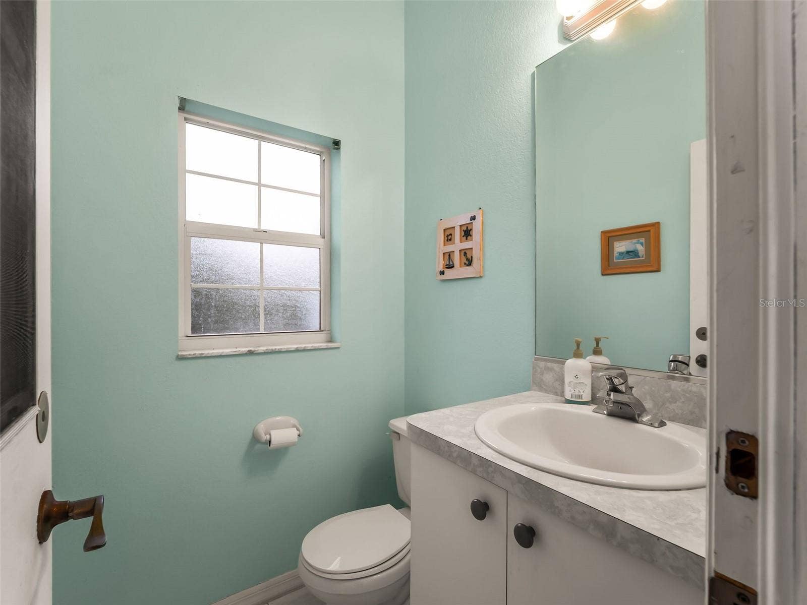 GuestBath2_9336StPaulDr_PortCharlotte_NaturalLight_Wide.jpg