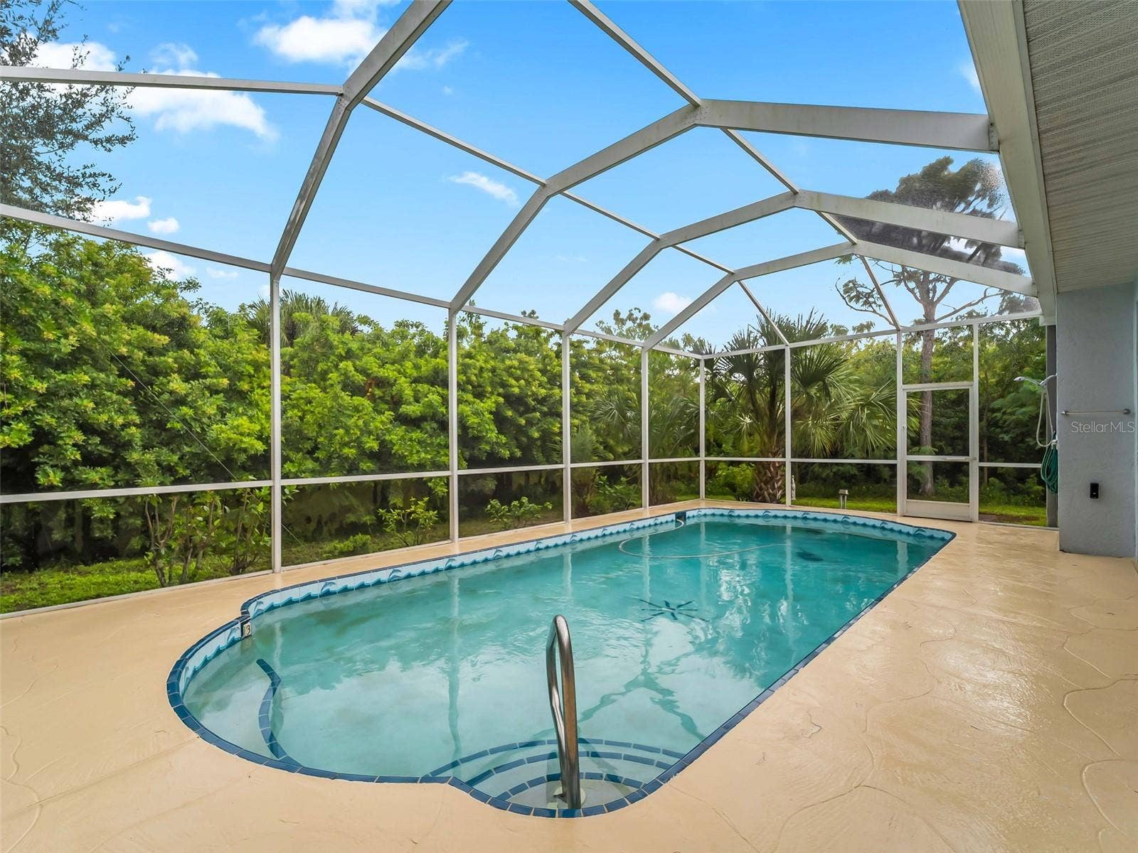 Pool_9336StPaulDr_PortCharlotte_ScreenEnclosure_Wide.jpg
