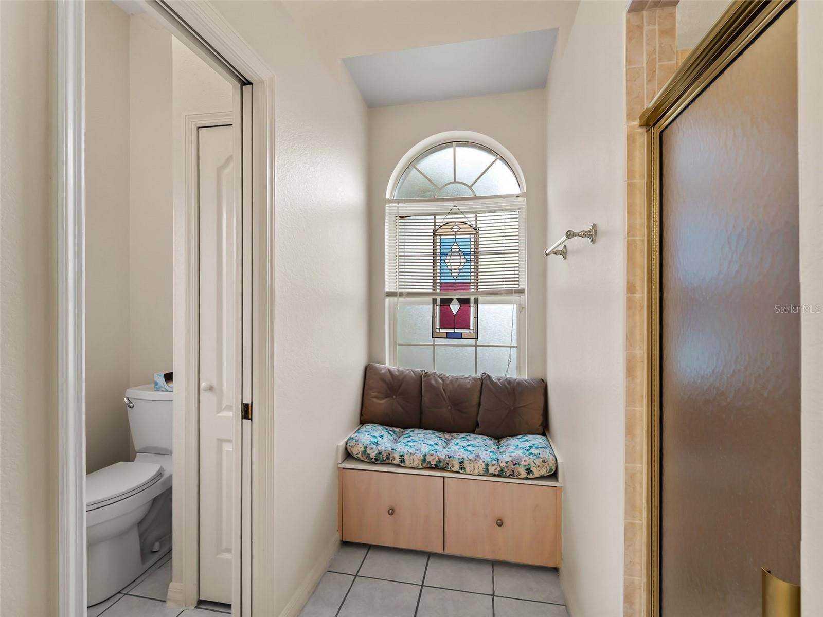 PrimaryBath_9336StPaulDr_PortCharlotte_WindowSeat_Detail.jpg
