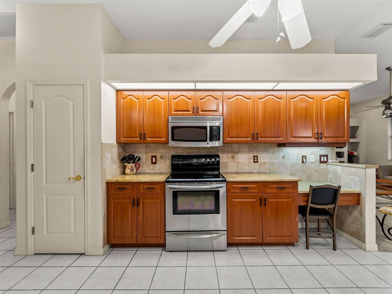Kitchen_9336StPaulDr_PortCharlotte_StainlessRange_Close.jpg