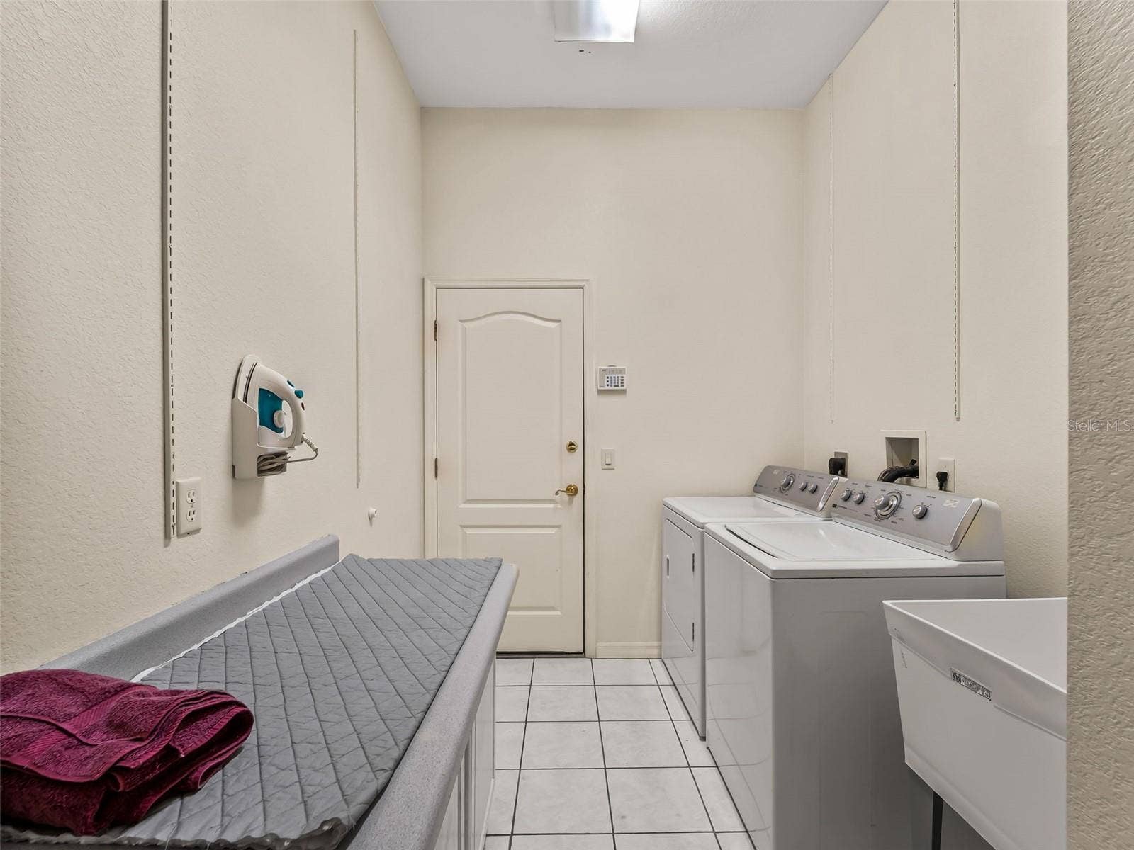 Laundry_9336StPaulDr_PortCharlotte_WasherDryer_Wide.jpg