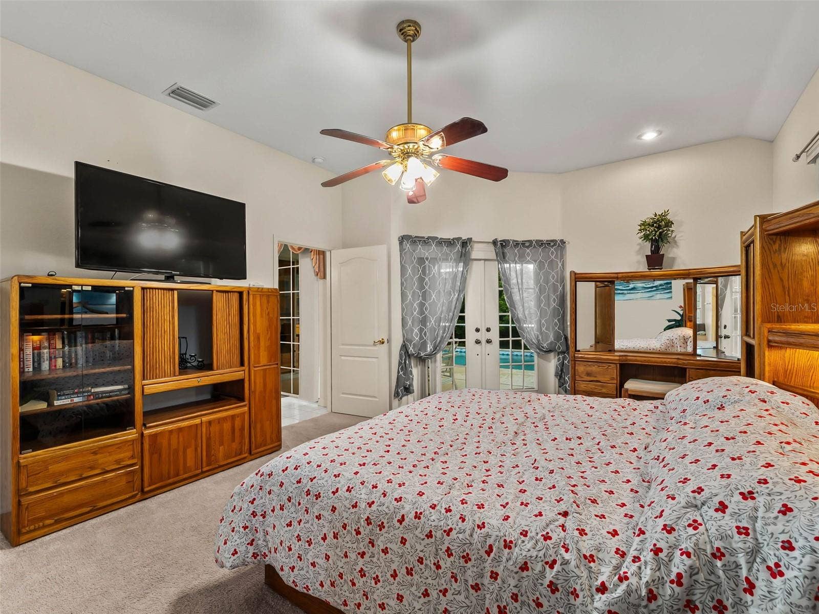 PrimarySuite_9336StPaulDr_PortCharlotte_NaturalLight_Wide2.jpg