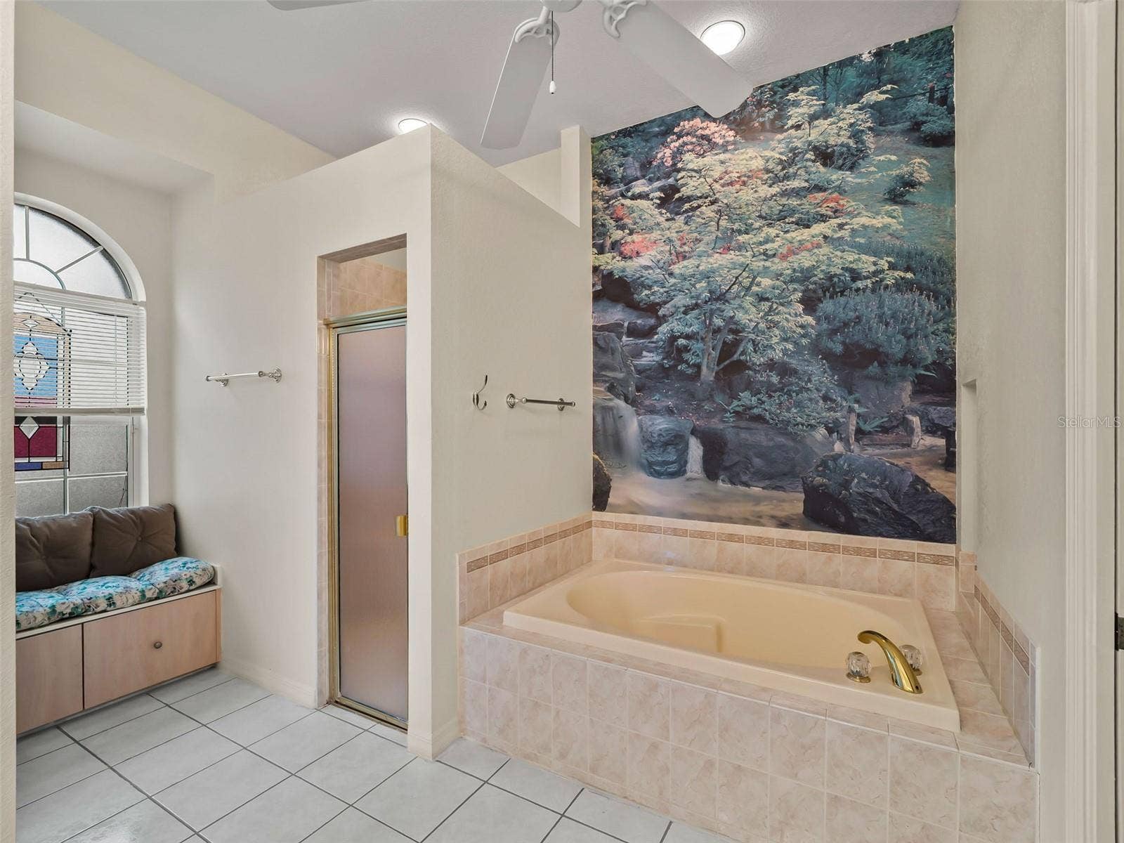 PrimaryBath_9336StPaulDr_PortCharlotte_GardenTub_Corner.jpg