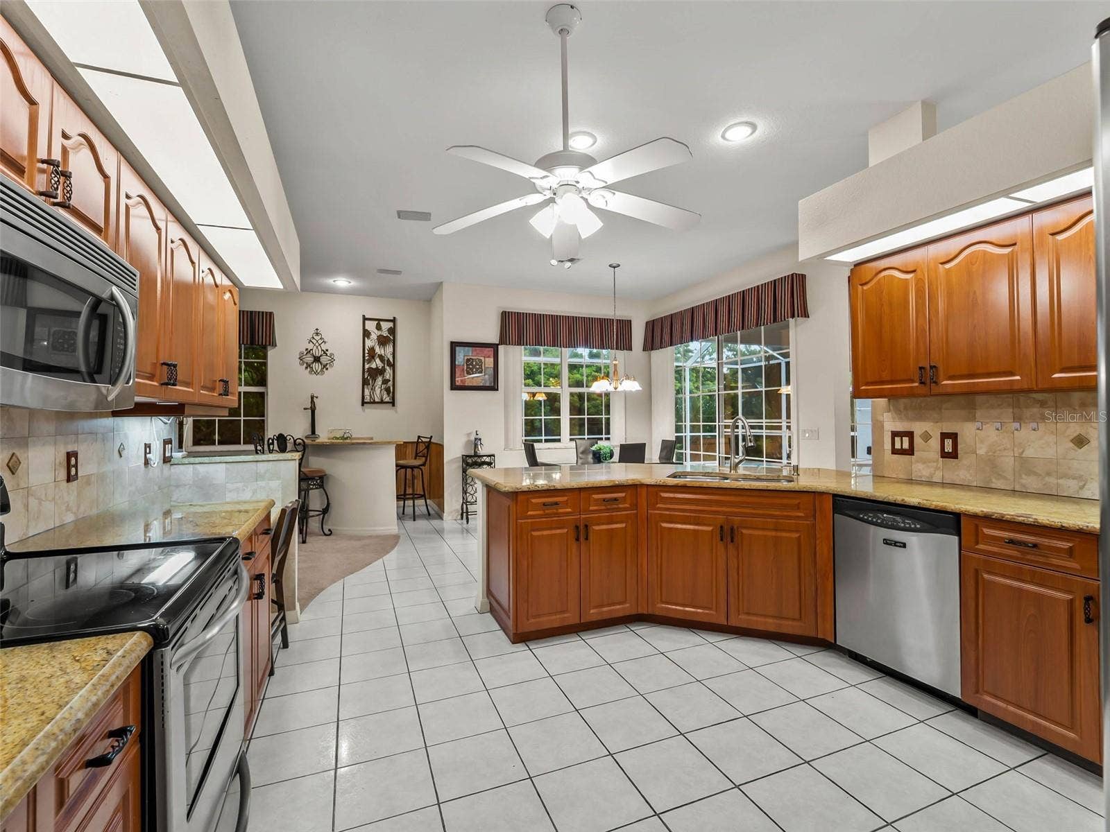 Kitchen_9336StPaulDr_PortCharlotte_BreakfastBar_Wide.jpg