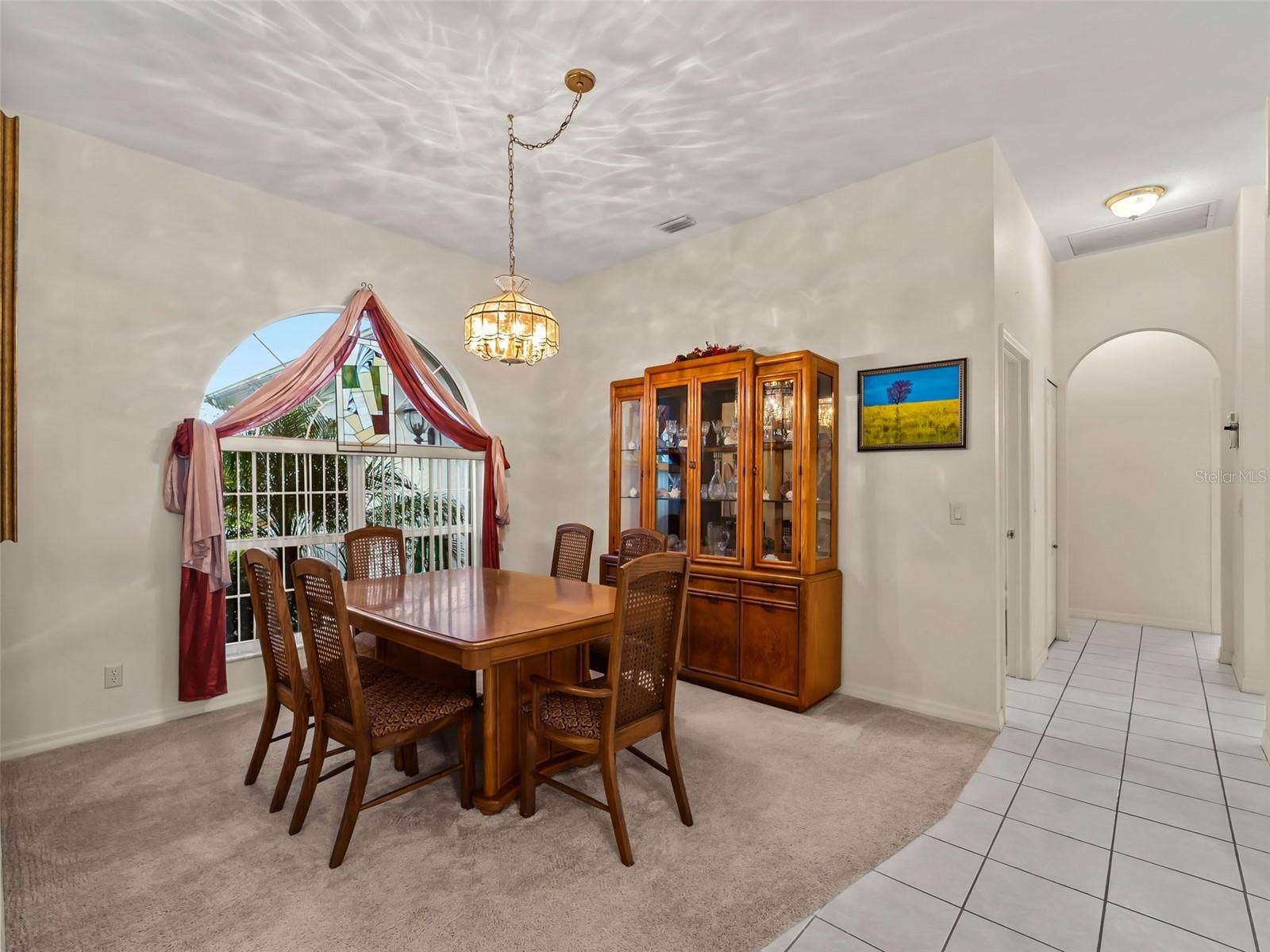 DiningRoom_9336StPaulDr_PortCharlotte_Chandelier_Wide.jpg