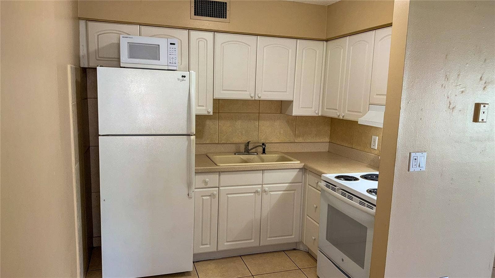 2920 CLARK ROAD, #102, Sarasota, FL 34231 Kitchen
