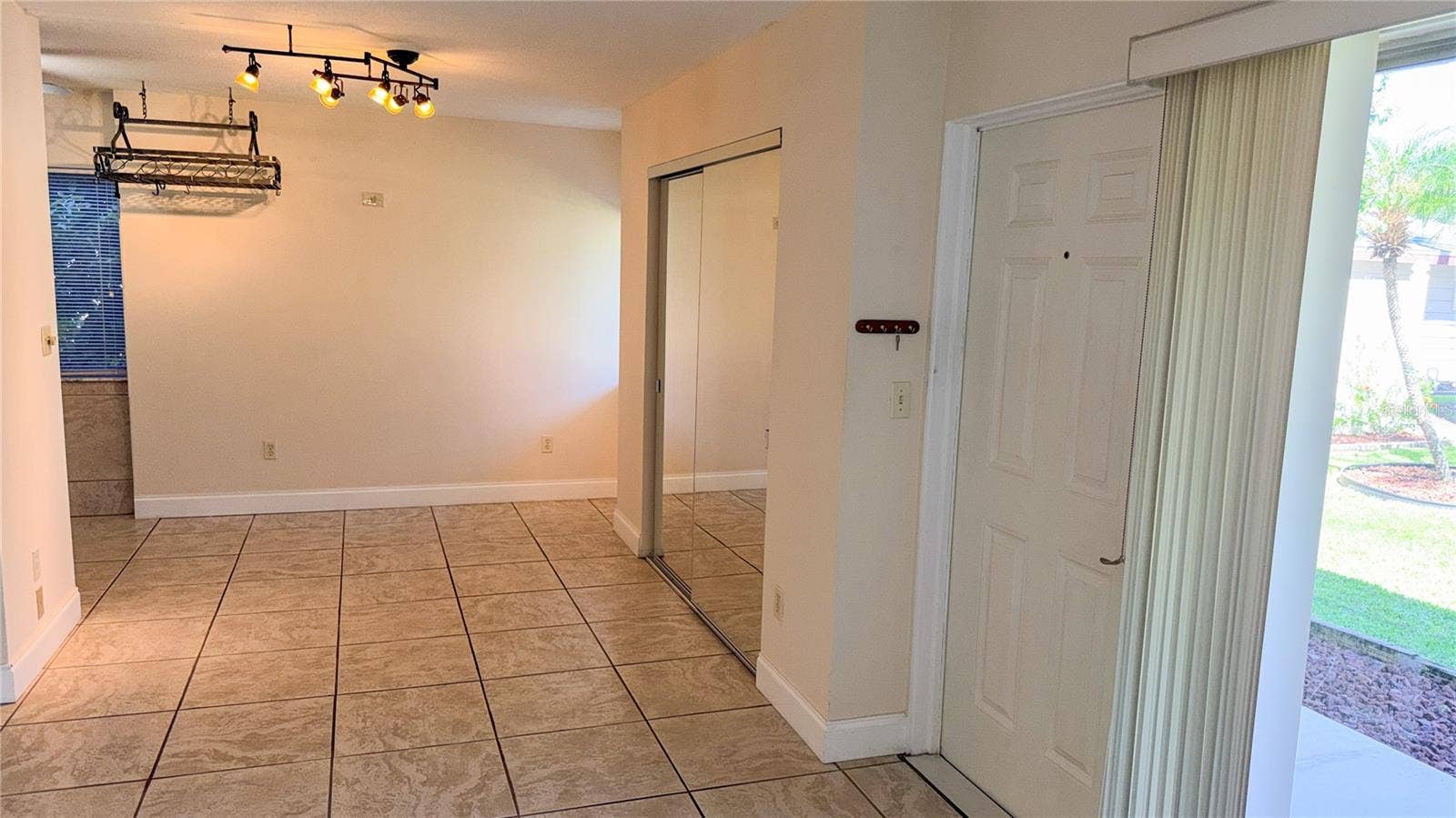 Main Entry / Dining area