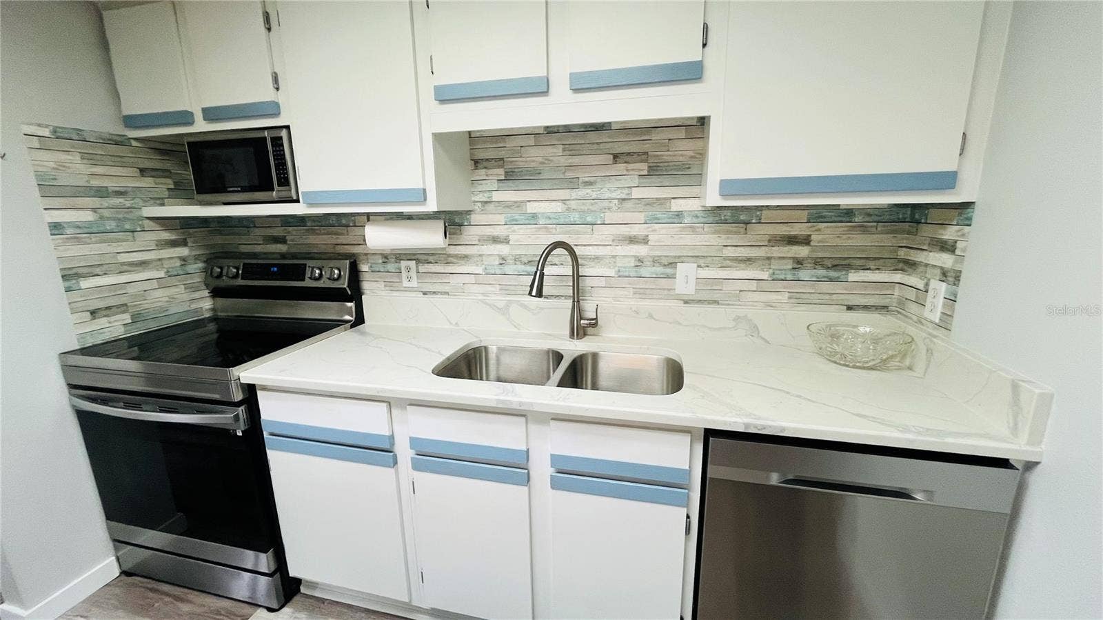 4022 BEAVER LANE, #800H, Port Charlotte, FL 33952 Updated kitchen