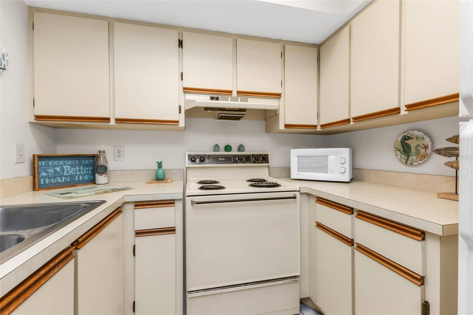19505 QUESADA AVENUE, #H208, Port Charlotte, FL 33948 Kitchen