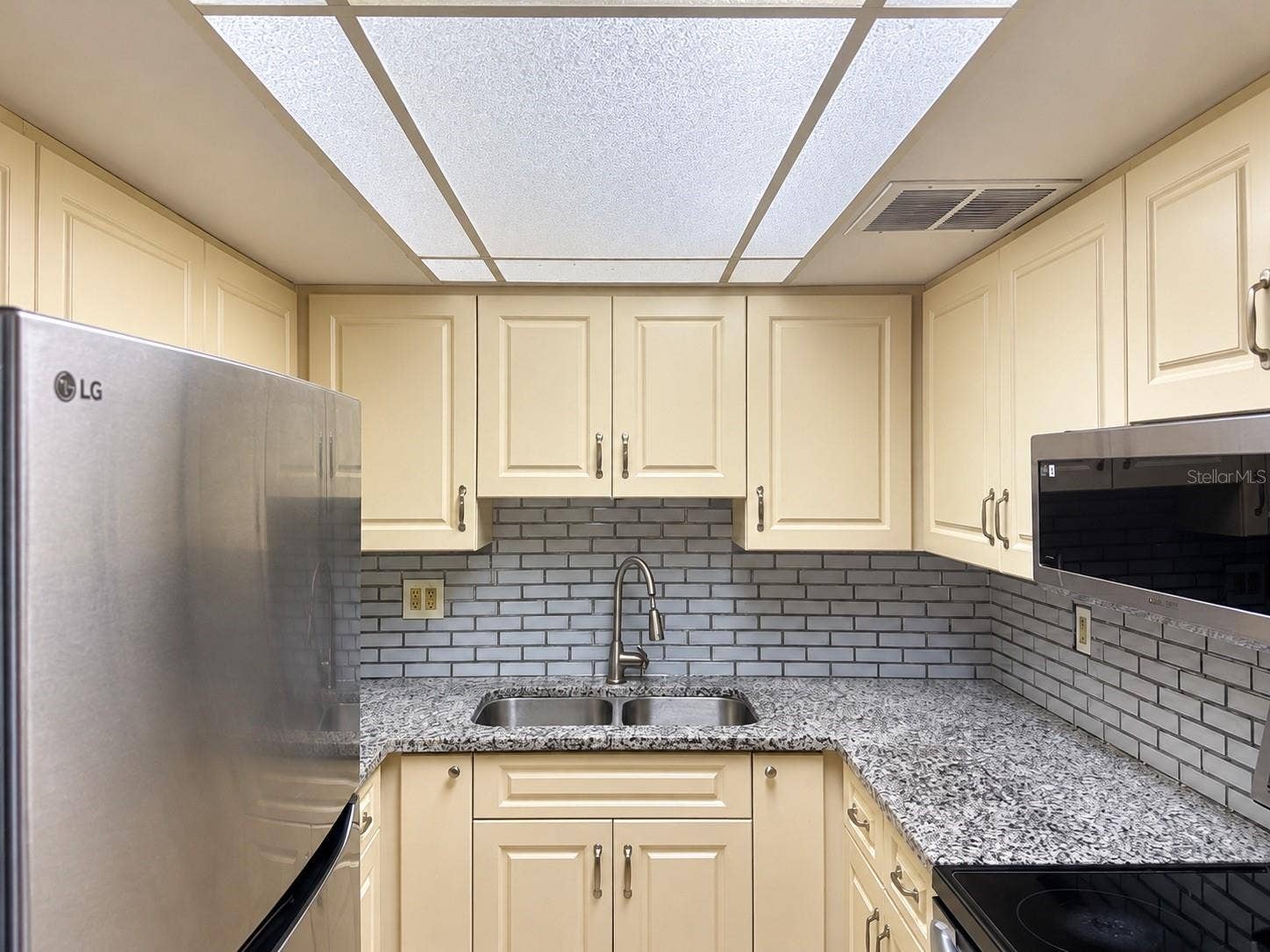 2437 HARBOR BOULEVARD, #110, Port Charlotte, FL 33952 Kitchen